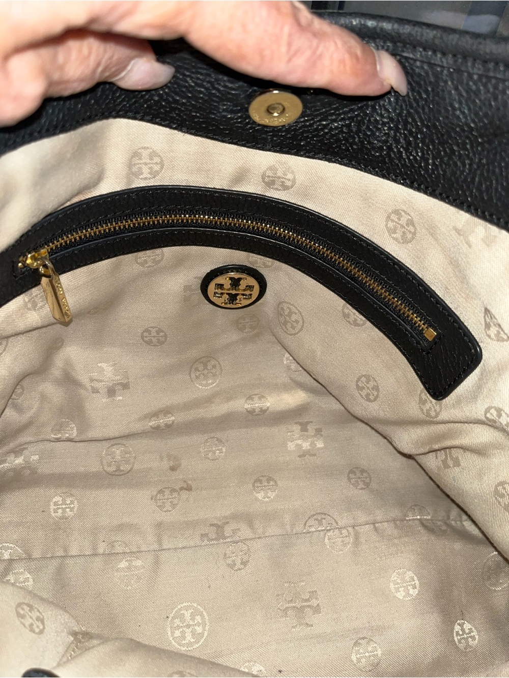 Tory Burch Amanda Black Pebbled Leather Shoulder Bag with Logo Medallion - Picture 7 of 9
